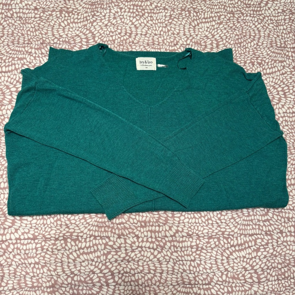Ivy & Leo Women's V-Neck Sweater‎